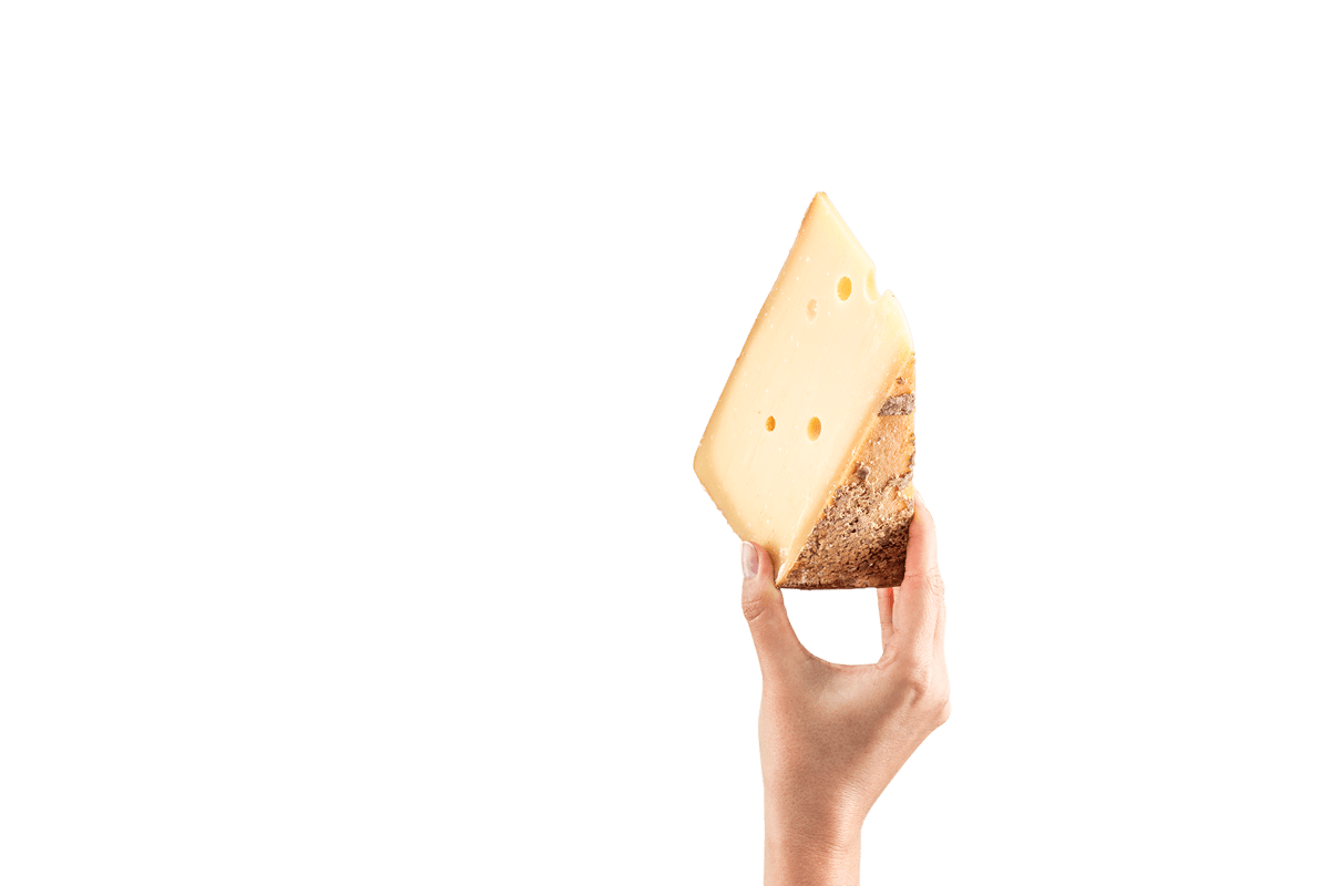 Hochgehaltenes Käsestück