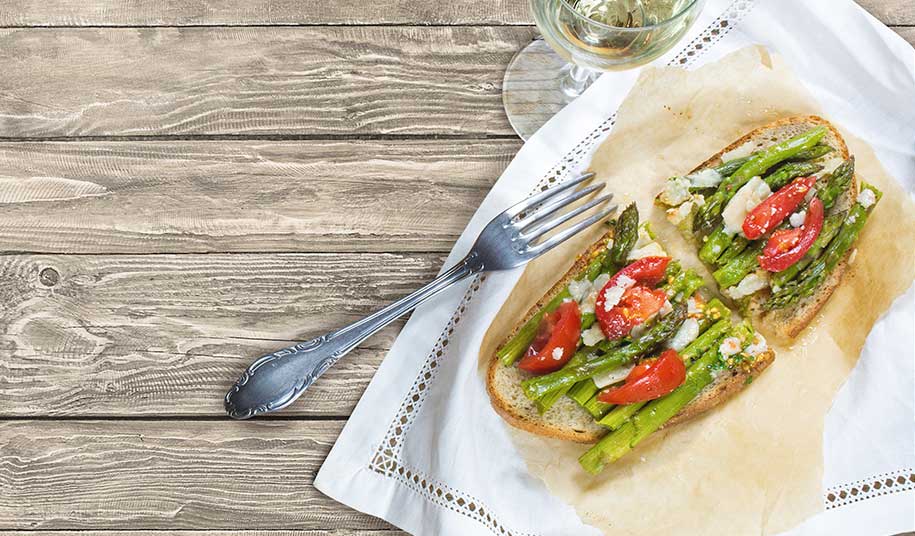 Abensberger Spargel auf Brot