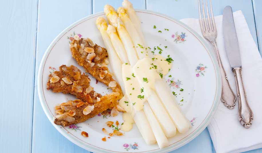 Teller weißer Spargel mit Sauce