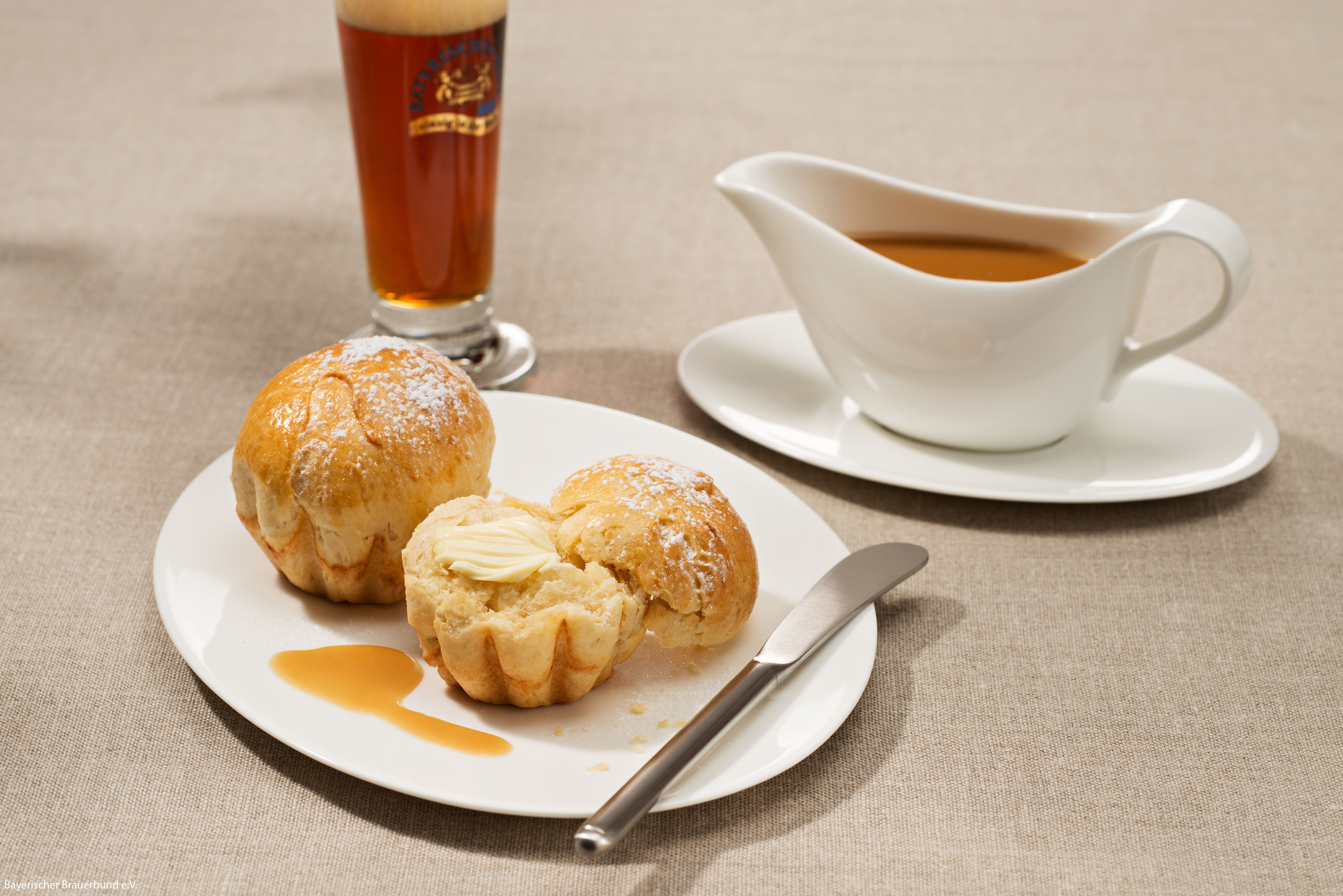 Brioches mit Bier-Karamell-Sauce