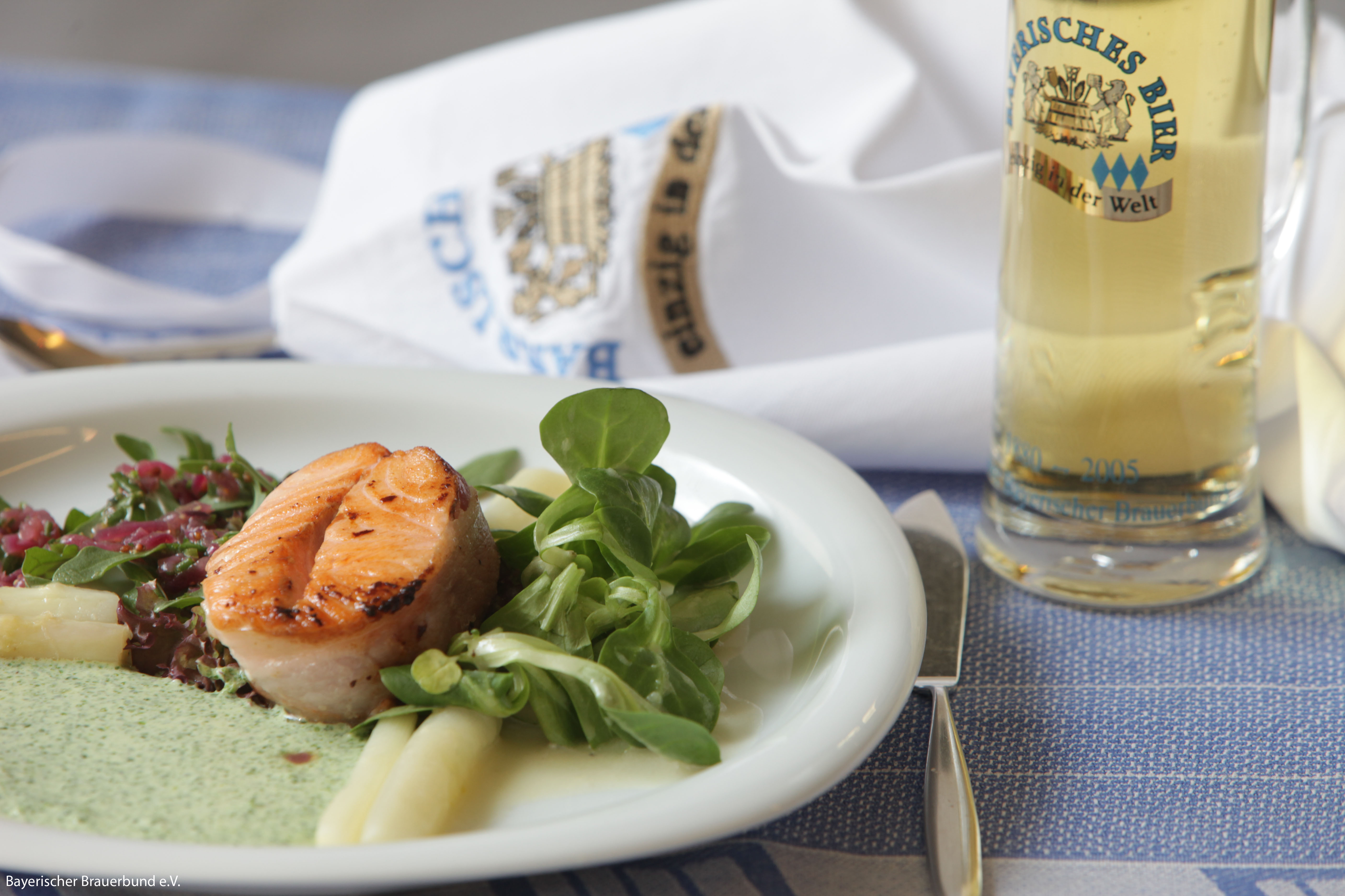 Lachs mit Spargel und Bierdressing