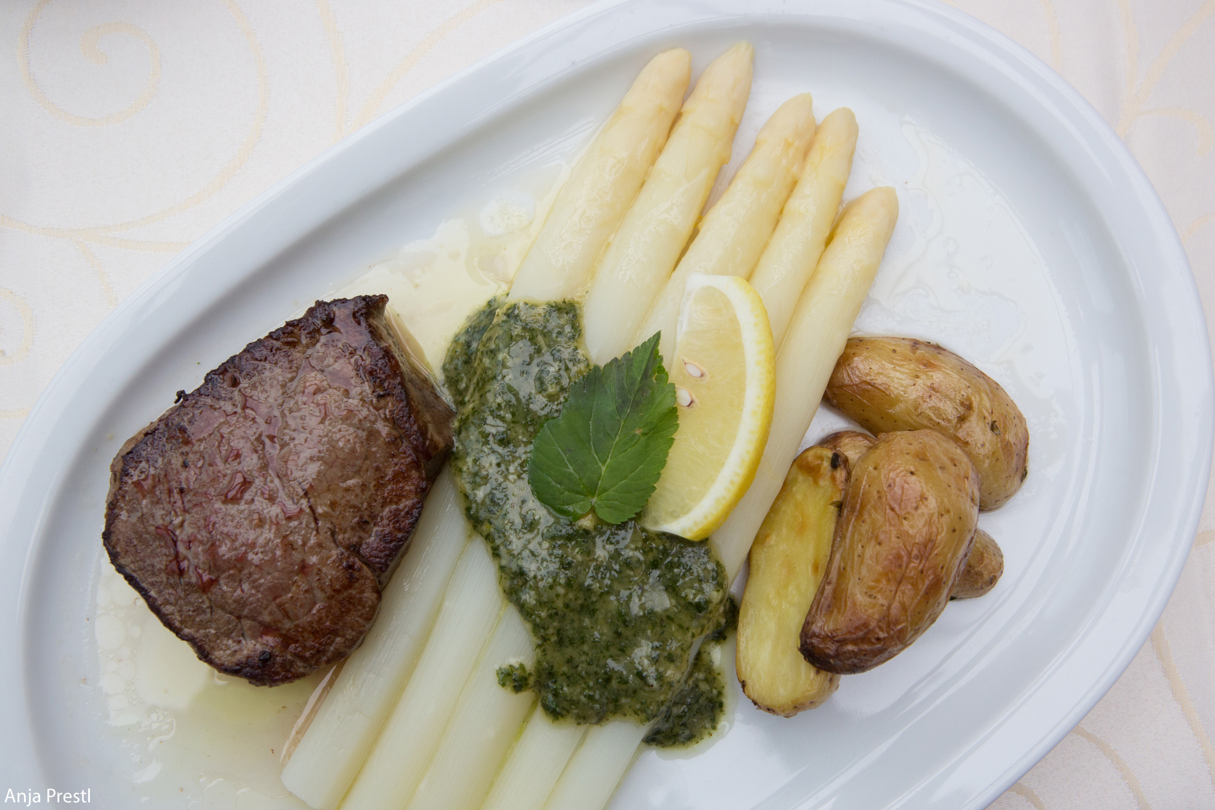 Spargel mit Kartoffeln und Steak