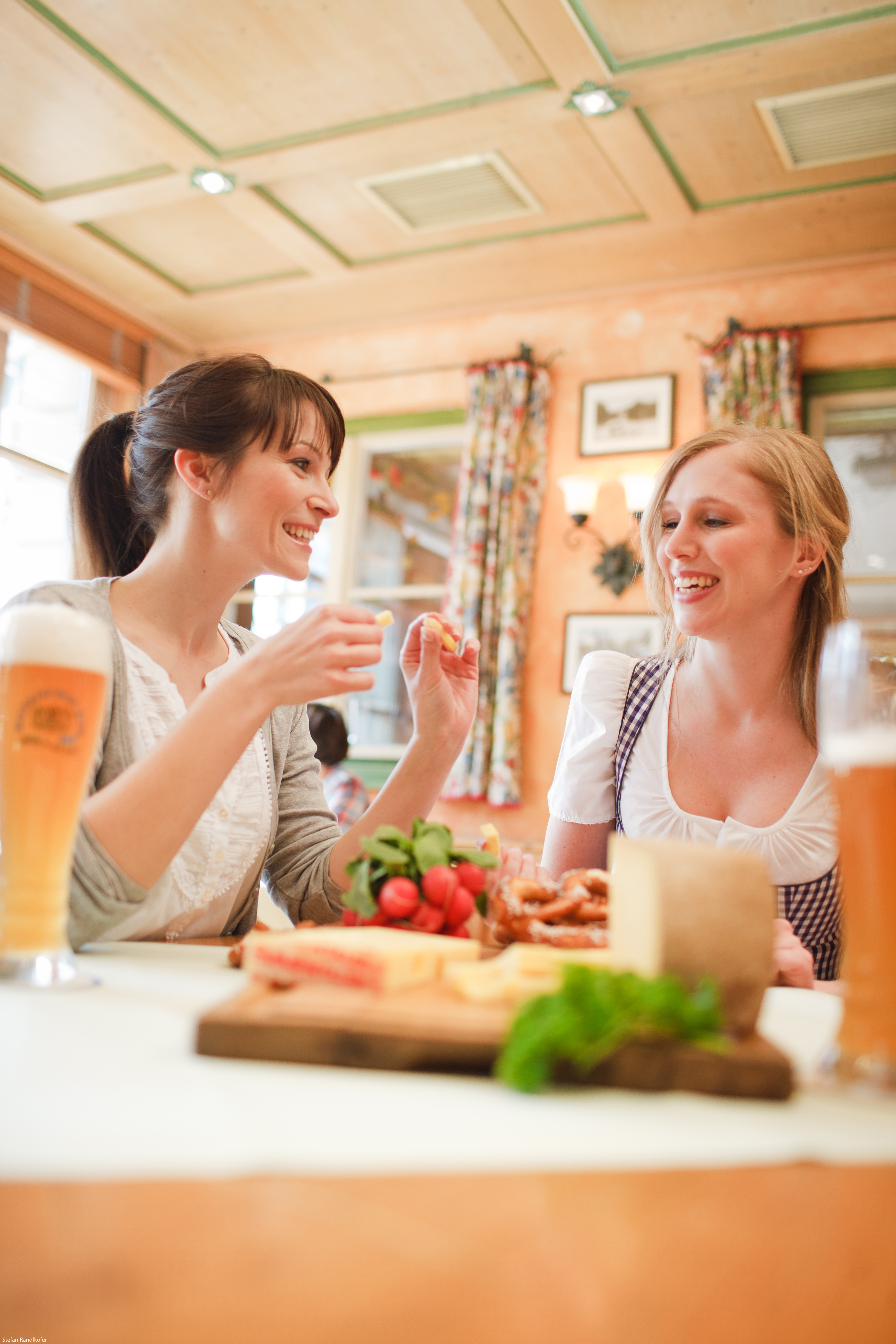 Zwei Frauen essen Brotzeit