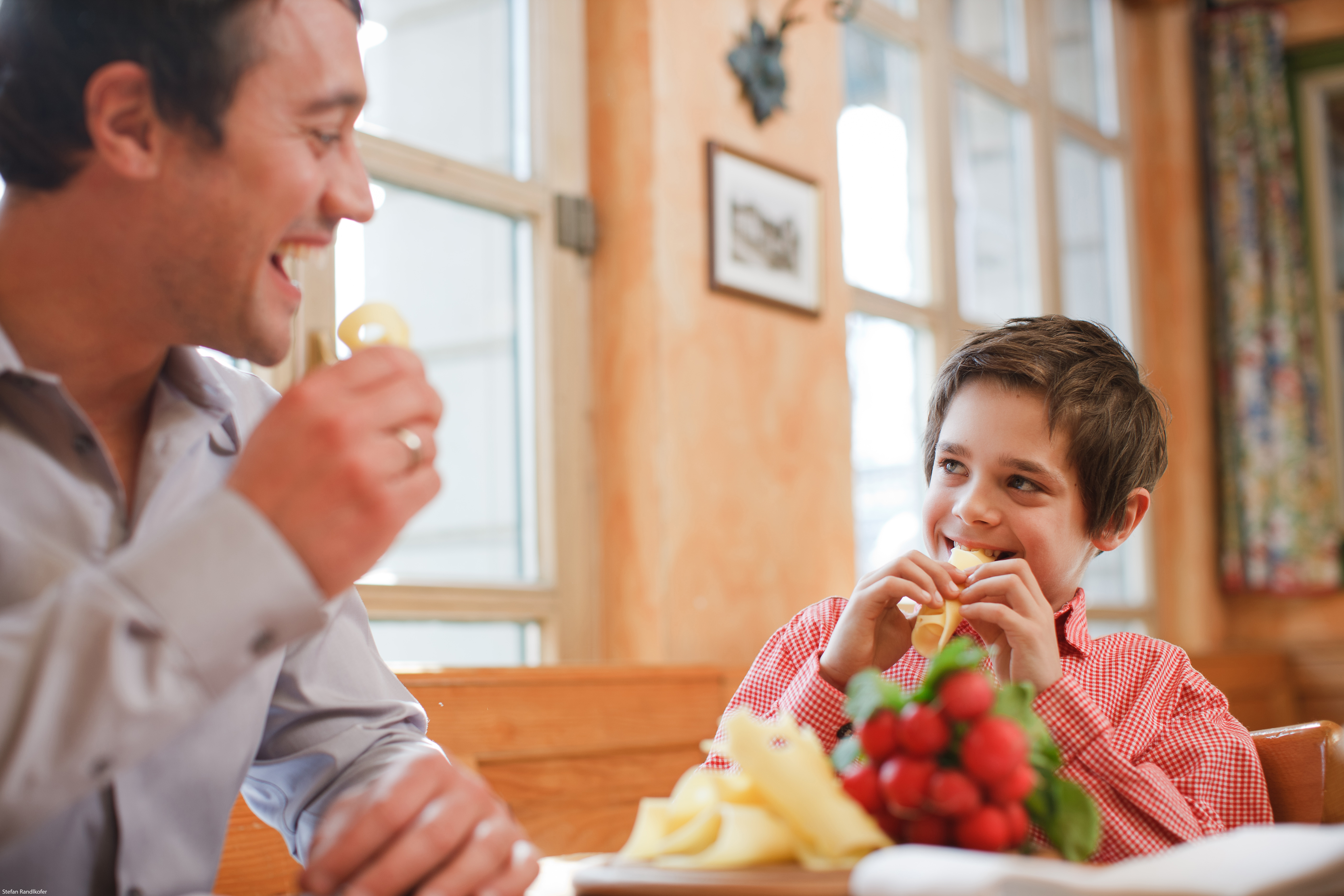 Mann und Kind essen Brotzeit