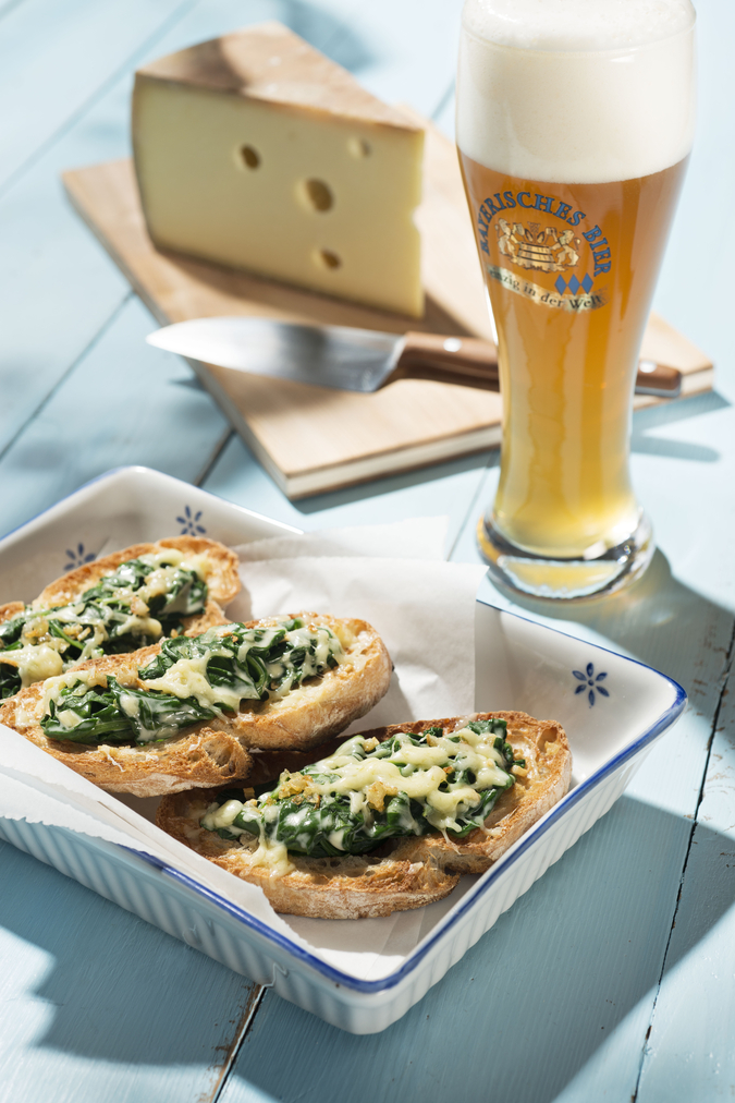 GEGRILLTES LANDBROT MIT SPINAT UND ALLGÄUER BERGKÄSE, DAZU: HELLES ...