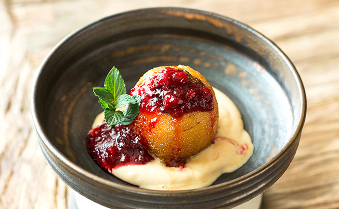 Bratapfel auf Weißbier-Zabaglione mit Preiselbeeren