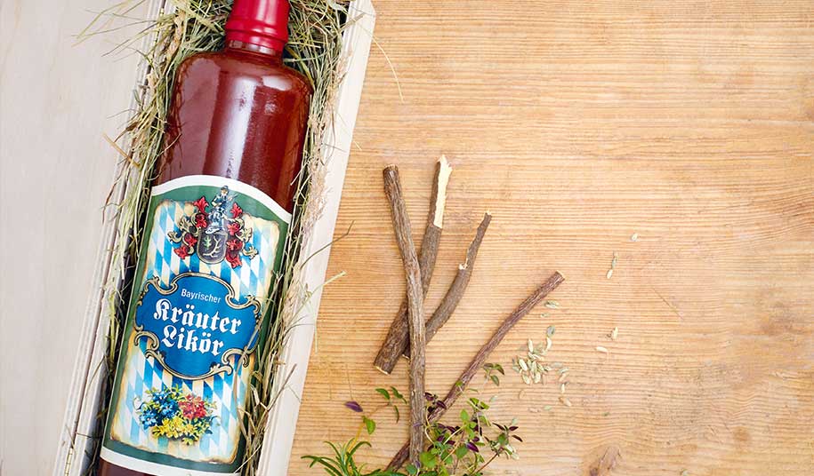 Flasche Bayerischer Kräuterlikör in einer Holzkiste