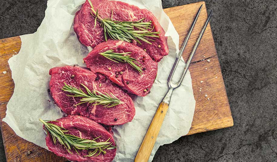 Rohe Rindersteaks auf Wachspapier