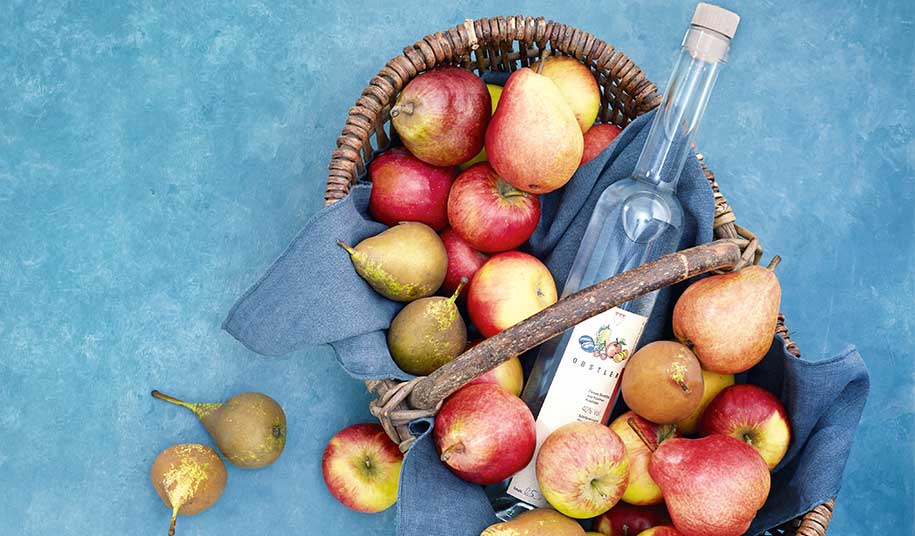 Flasche Fränkischer Obstler im Korb