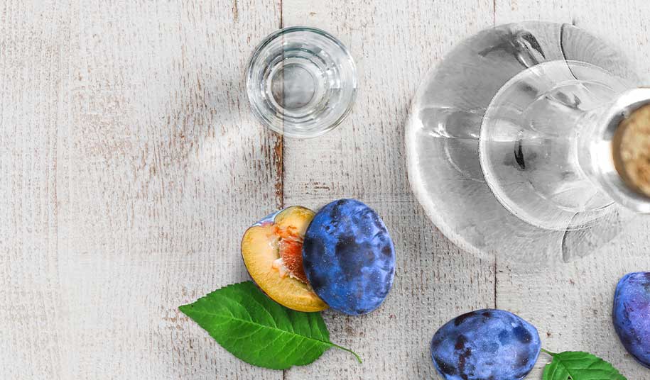 Eine Flasche und ein Glas Fränkisches Zwetschgenwasser