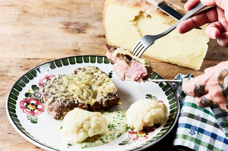 ALLGÄUER SENNALPKÄSE G.U. Gratiniertes Entrecote mit Blumenkohl und Creme