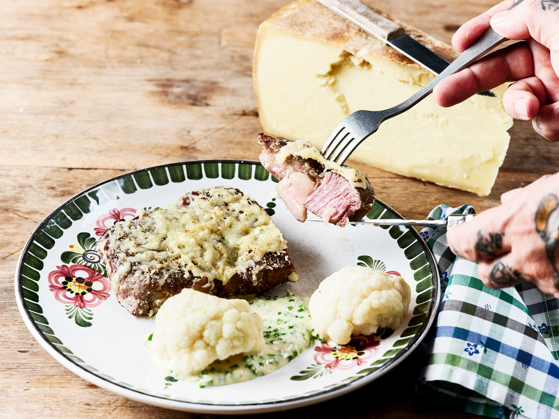 ALLGÄUER SENNALPKÄSE G.U. Gratiniertes Entrecote mit Blumenkohl und Creme