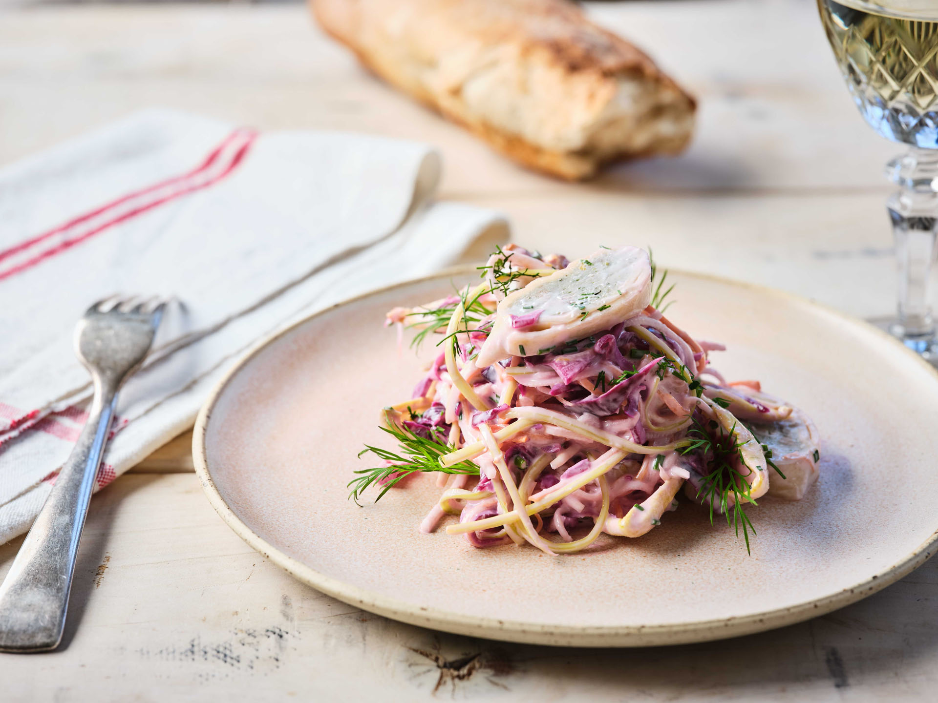 SCHWÄBISCHEN MAULTASCHE G.G.A. Salat von Schwäbischen Maultaschen mit Rotkohl und Bavaria blu