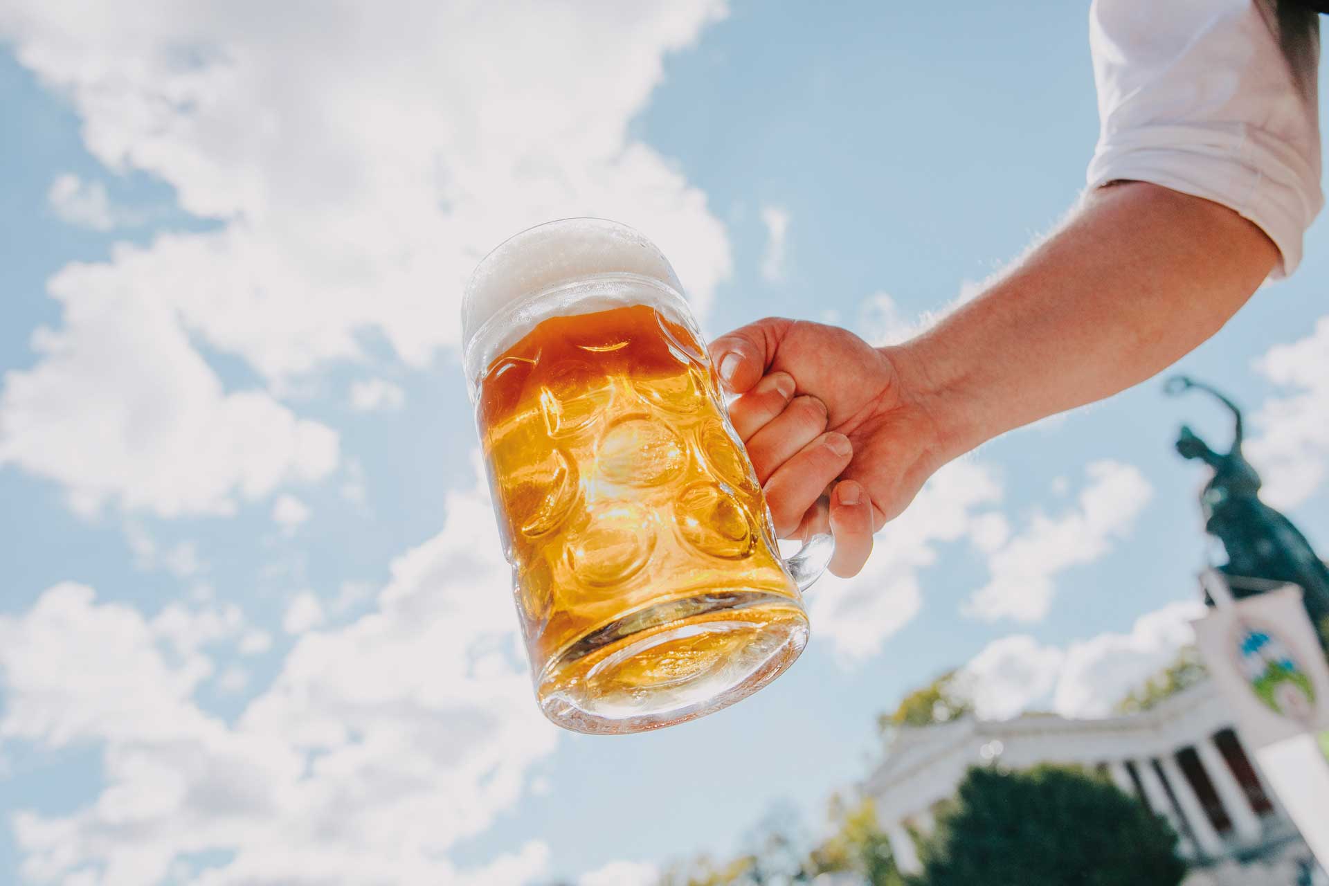 Eine Person hält einen Bierkrug.